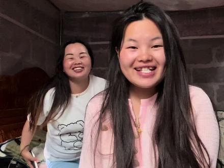 姐姐来我家两天喽,开始129斤到这个数啦,呼啦圈转的青一块紫一块的,终于学会转呼啦圈了 但是她有点想跑路了。今天必须安排水煮排骨招待她,如果还是有想法要走,还有万能水煮鸡😄,简单的吃一点,跟着姐姐在一起真的好开心,笑点低的我每天笑个不停😅