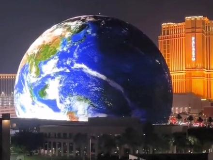 二十三亿美元造了个球?位于拉斯维加斯,叫MSG Sphere,显示屏已于7月4日点亮,其剧场功能9月可以投入使用。高111米,宽157米,表面有120万个LED光源LED屏幕面积15000平米,可容纳18000人。是目前世界上最大、显示效果最好的VR屏,效果真是美轮美奂,震撼人心!#新奇特#VR#显示屏 #vr