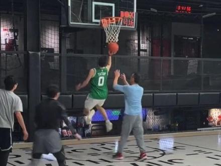 这几天,看到那些每天都用LikeSports App录视频的兄弟,都已经转成竖版追踪效果发布了。
王婆卖瓜,自卖自夸。竖屏追踪的视频效果真心比之前横屏的气场强太多了,而且多了一分现场的既视感。
作为LikeSports的开发者,看到大家发布的内容越来越好,越来越酷,非常自豪。每次刷到都开心的不行不行的!
当然,现在的竖屏追踪还是有不少小毛病,比如转成竖屏后清晰度会下降、有些情况追踪的并不到位等等。我们会在清明节前后再发一个版本,优先把清晰度提上来,我自己测过,清晰的竖屏追踪确实更酷一些!
未来已来,以前必须靠人肉拍、人肉剪或者至少要靠专业硬件才能完成的篮球剪辑效果,现在用App一键导出即可!即便作为开发者,在作为用户使用自己的产品时,也会经常感慨一下。
接下来的第二季度,我们陆续还有2-3项重要的更新或新产品发布,都会让兄弟们喜欢的!敬请期待吧
#篮球 #竖屏追踪 #篮球追踪 #likesports