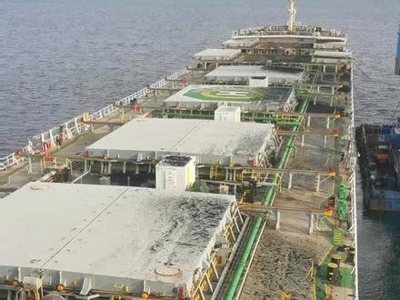 中国浮吊当然中国人开稳妥啦,哈哈!这里的浮吊都是双车自带动力,移泊速度杠杠的,驳船也都比较大,基本上一驳船就一万吨#船员的日常工作 #海员生活 #浮吊 #船舶