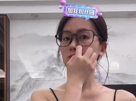 可乐os:躲在勾勾后面就看不到我了好萌啊庄可乐#庄可乐 #庄老弟 @1升要强📸(庄老弟纯享版 @庄老母(朋友圈版)