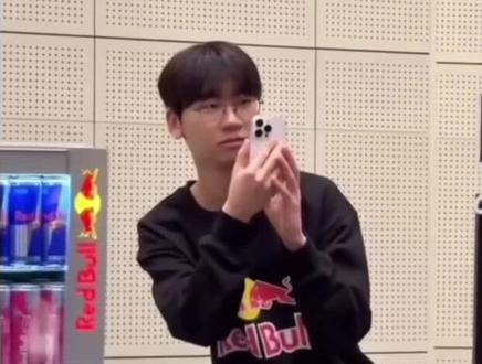 不是多兰你这个翘臀在干嘛😂,多兰是有点搞笑天赋的,李哥还转过去拍了多兰,今天是壳兰!#doran #oner #faker#peyz#keria