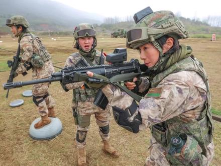 好家伙,巾帼不让须眉啊#陆军 #内容启发搜索 @抖音小助手