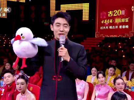 #神级现场 #晚会现场 《立上游》是2026年央视马年春晚四川宜宾分会场的专属节目,也是晚会的第9个节目(时长约460秒)。作为今年春晚中西部地区的唯一分会场,该节目以"万里长江第一城"的浩荡江景为背景,将传统民俗"请春酒"贯穿始终,实现了传统文脉与前沿科技的精彩碰撞。
全明星阵容:由魏翔,张歆艺,张靓颖,罗云熙,张含韵,谭松韵演唱,迪丽热巴负责舞蹈,李子柒,此沙参与表演,赵思雅带来川剧念白。其中,谭松韵,罗云熙等为首次登上央视春晚舞台。
精彩瞬间:节目开篇,此沙在宜宾长江大桥上演震撼骑马秀;罗云熙现场展示了精湛的茶艺;川剧变脸等非遗元素也轮番上演。
科技感拉满:现场最震撼的是100只机器熊猫列队登场的群控名场面,演员们与机器狗趣味互动,还有机器人完成端碗,跳旋子,端面倒酒等高难度操作,科技感十足