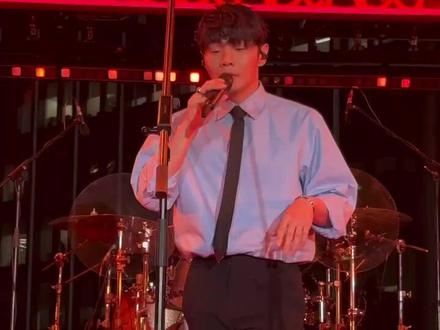 #华伦天奴品牌大使李荣浩 #李荣浩
『华伦天奴恒隆新店开幕派对』-0731
「至少证明我们还活着」--《模特》
觉得浩哥这个造型很帅的🐳举手!🥳🥳
在没有演唱会的工作日,只能疯狂看存货😜(幸好帅吧存货多hh)
期待明天青岛现场见@李荣浩