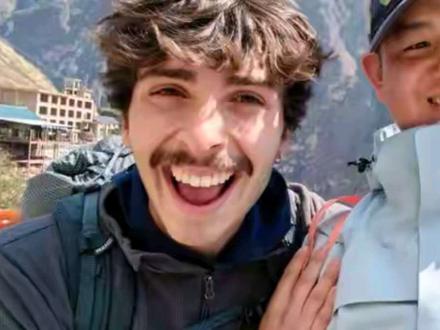 正宗外国口音给我擦皮鞋#给我擦皮鞋 #法国赌神vs赌圣 #虎跳峡高路徒步 #教外国人学中文