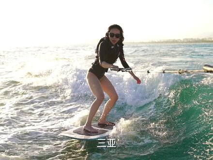 不要再问我不会游泳能不能玩啦,来三亚旱鸭子也可以在海上乘风破浪的运动,速速Get✓#尾波沖浪 #桨板冲浪 #亚特兰蒂斯酒店水世界