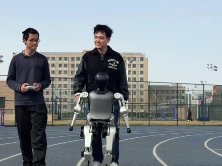 探访 2026亦庄机器人马拉松战队:跃进者N2 受抖音科技邀请探访北京信息科技大学:跃进者战队!揭秘备赛黑科技!#机器人马拉松#人形机器人 #亦庄马拉松 #AI新星计划 #抖音前沿脉动