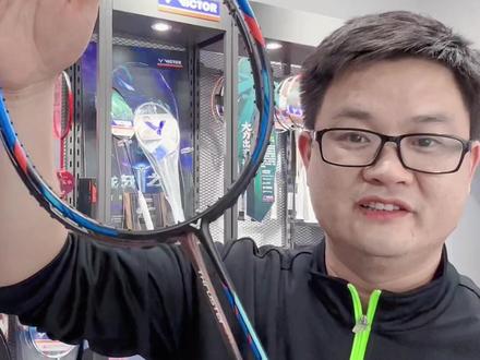 小隼的黑色和蓝色怎么选?😄#胜利TK猎鹰小隼 #羽毛球装备