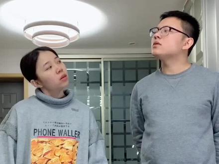 在不移动瓶子的情况下,谁能更快的用吸管把水转移到另一个杯子里…(过年的零花就靠这一次了)@抖音小助手 #搞笑