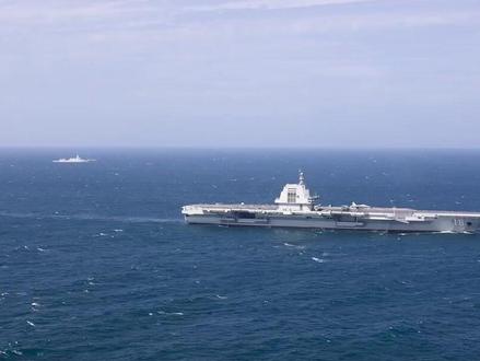 福建舰入列后首次海上实兵训练!任务期间,由福建舰、延安舰、通辽舰等多艘舰艇组成的航母编队,先后开展了编队航行、舰机联合搜救、舰载机起降等多个科目训练。歼-35、歼-15T、歼-15DT、空警-600等多型舰载机在福建舰陆续完成了多架次弹射起飞和着舰训练,有效检验了福建舰电磁弹射、回收和甲板作业能力,舰机适配性得到进一步验证。(人民海军)