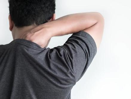 小伙子皮肤痒一直不好,千万不要轻视!!!尿毒症有什么表现,视频最后总结告诉你!!!#医学科普 #涨知识