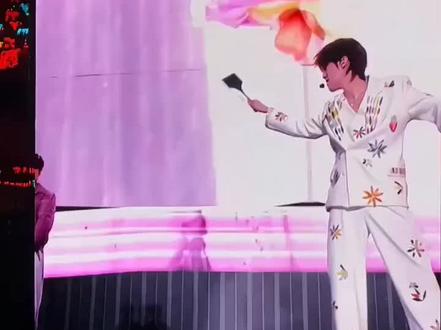 《大舌头》萌!#TF家族时代峰峻新年音乐会 #大舌头 张峻豪 陈浚铭 左奇函 张泽禹 陈思罕 聂玮辰 李煜东