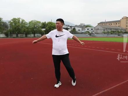 “我得赶上女儿的步伐!” 誓夺#杭州亚运会首金 的赛艇运动员——杭州姑娘#邹佳琪 有位“陪跑”爸爸。在邹佳琪三分之二的比赛中,都是女儿在水中奋力划桨,爸爸在沿岸使命奔跑……#杭州亚运会