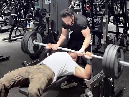 杠铃卧推如何避免受伤?胸肌拉伤甚至撕裂,肩袖损伤这些问题 要在日常和训练前去注意身体功能性的开发和激活,更多的技巧不是“作弊”而是更安全有效的训练
#健身小白必看经验 #卧推 #胸肌撕裂 #卧推教学 #健身干货