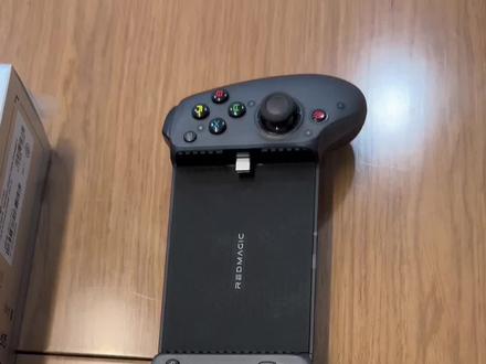 红魔影刃手柄2使用教程
#红魔 #红魔9pro #全面屏 #中兴 #红魔影刃手柄2