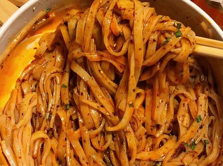 米皮裹满红油辣子,香香辣辣每一口都超解馋!嗦粉的快乐谁懂啊~#速食美食 #解馋 #鲜米皮#貂馋不馋