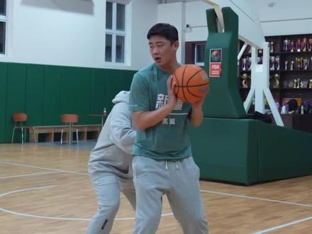 打篮球必学三种背身单打技巧,赶紧学起来!
#篮球教学 #篮球技巧 #篮球场 #背身单打