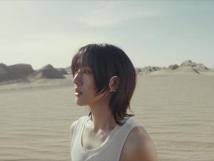 《诺娲》Music Video—天上的星星 你们还好吗?✨ “希望你能找到你想要的答案;”
“希望你能得到你想要的自由;”
“希望你能拥抱,那个正在希望的你。”
“希望你……”
***
《诺娲 Nova》是整张专辑第一首对外发布的作品,
词看似简单,却是整张专辑中情感落点最重的一首。
在制作时,我和伟菘老师都明确地排除了过度包装的处理方式。
我们保留了最贴近原始呼吸的演唱状态,
刻意保留了第一口气中的真意、犹豫与胆怯。
连最终混音版本,也坚持选择最靠近听者耳边的版本——
因为他诚实,因为他赤裸,他不急着打动你,但他不逃避任何一句。
所以,这首歌的每一个咬字、每一次轻声,都是虔诚的耳语。
因为他不只是“开场”,
他是缅怀,是再见,是来处,也是将来。
#智猷诺娲Nova单曲MV上线 #MV #Nova智猷