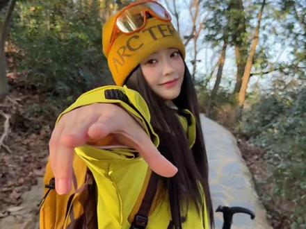 #爬山 生命力满满的拍照姿势 出来玩就这么拍#户外#拍照姿势 #冲锋衣