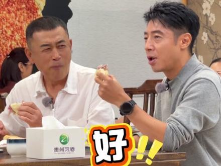 刚出炉的热烧饼夹上鲜嫩不膻的垛子羊肉,撒贝宁尝过直接全场买单,这口让央视名嘴都“破防”的美味,谁吃谁沦陷~#撒贝宁王志飞游商丘古城#央视三餐四季来商丘了#撒贝宁#商丘美食