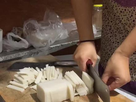 一家人今晚嵊州特色小吃—糟肉炒年糕