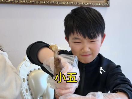 小五趁着二姐三姐去洗头,俩鸡腿扯下来和大姐一人一个,俩姐姐一来都懵了#五姐弟 #一定要看到最后 #家庭日常