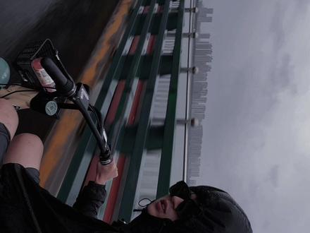 看完蓝战非旅行南极的视频后,我明白了为什么那么多旅行博主我偏钟爱他一人了。
一个人买两张南极船票包房只因为自己睡觉打呼噜怕影响别人时,他是真的为了执念而活。现在的旅行博主参差不齐的接着各种各样的广告,行程、穿着、甚至下一顿吃什么都被规划既定好了,每一个广告位都是为我们设计的环节,看多了也就腻了。
回顾蓝战非的发家史,他能有现在的成就也绝非偶然,辛苦卖命去养活自己的那些年,也是经历了所有各个年纪应该经历的苦难。如果非要说一些普渡众生的话,那他几次非常正确的选择可能夹杂了些许的好运气吧。
我很羡慕,所以我辞职,我跟所有呐喊“勇敢的人先享受世界”的人一样,我报复性旅行,可是我发现,旅行中的美景已经吸引不了我了,那种人生必打卡的精神冲击让我提不去兴趣,让我兴奋的不过是出发的过程,比如去珠峰路上看到的朝拜者,旧日皇城脚下的流浪猫,还有从来只会接受鼓励的萍水相逢。宣泄自由后躺在青旅的的木板床上,看着蓝战非的视频,看哭了,不是被南极冰川震撼哭,那图片百度上早就有了,是看着蓝战非一步一步走过各个大洲到达南极的历程共情了。
我,一个职场失意的的“无业游民”,也试图循规蹈矩走大家走过的路,“你可以边玩边做自媒体”,“这个月要加班没有假了”,“你这样在那样”,太多太多,真实的情况是没有行动的话永远是纸上谈兵。,虽然现在00后进去职场很难,受到了羊毛月对00后整顿职场的锐评,我一个95后也是更没话语权,因为相对于00后更是少了为所欲为的年纪还有初入社会天马行空的想象力,不过只要是向上的,是我们想要的,就一定可以开心。
蓝战非其实离我们很远,他也可能拥有自己的商业蓝图,身价过亿,只是我不知道而已。但是他也离我们很近,近的似乎我们都可以触摸到的真实存在的生活,所以我们喜欢他。也许他旅游回来开始二次创业,也许精神世界奢靡不需要钱了,全身投身公益,不管那种结果,他给我的力量真的让我在多少个日夜充满生机。
“一个穷小子获得了巨额财富全部用于观看这个世界,世界看完,钱没了,穷小子死了,就像没来过一样,但他确实来过。”
谢谢蓝战非,替我无限放大做过的梦。@蓝战非
#蓝战非探索南极 #蓝战非 #旅行