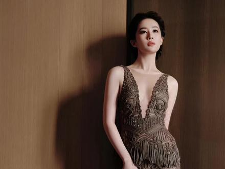 刘亦菲的美貌,美出国色天香,国民度高,气质好,懂几国语言……软硬实力都是巨星级别,所以高定高珠才会偏爱#刘亦菲