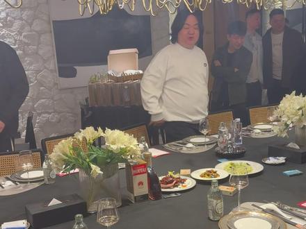 陈伯二十级灯牌粉丝见面会 陈伯二十级顶级猪见面会,给我的感觉就是好多个胖子#陈伯全能王 #陈伯百万二创激励计划