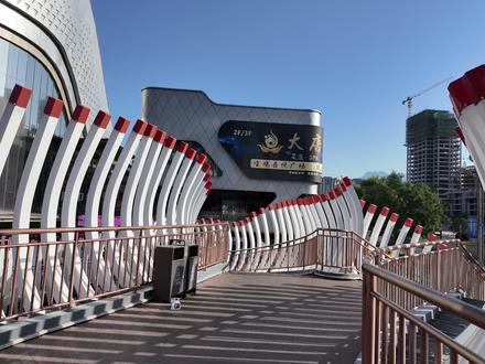 宝鸡吾悦广场闲逛,陕西第三家吾悦,对于有天下汇银泰城的宝鸡 属于锦上添花,地段不错但缺乏特点,这好像也是吾悦普遍面临的问题,同质化比万达还严重,流水线式的设计和招商,对于缺乏大型现代华商业综合体的小城市来讲是雪中送炭,对于大一点的城市,群众似乎就不太看得上。
4K60FPS,原速原声,助眠白噪音