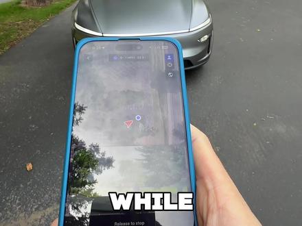 “特斯拉FSD真能自动开车接你?这些隐藏功能太离谱了! 这就是特斯拉FSD完全自动驾驶套件的全部内容。现在你可以一次性支付8000美元购买,或者每月99美元订阅。我一般建议订阅,除非你打算这辆车开6年以上。
这个套件包含很多功能,比如这个——真正的“智能召唤”,让你的特斯拉像遥控车一样从停车场自己开到你面前,举个例子,它能自己从商场停车位开到门口接你。
还有一个“老牌召唤”功能,现在都被叫做“傻瓜召唤”了,因为它只能让车前进或后退,靠你在手机上长按操控。
你可能会问:如果召唤过程中有人挡在车前怎么办?别担心,车会自动停下,并显示“等待行人”。
下一个功能是自动泊车。经过去年的更新之后,它比以往都更可靠。如果你平时不太会停车,这个功能绝对救命。
最后,也是最多人订阅FSD的原因:就是“监督下的完全自动驾驶”。这个功能在搭载硬件4的车型上表现最棒,但在旧款硬件3上依然能用。
说实话,要是你两年前告诉我FSD这么好用,我会笑出声。以前是真的难用,现在我每天都在用,毫无压力。
如果你不信特斯拉的自动驾驶已经这么强,那不妨亲自去试驾一下,感受一下什么叫“未来已来”。
#特斯拉 #特斯拉自动驾驶 #fsd