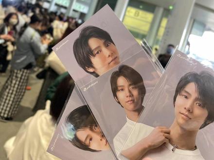 法藤排队1个半小时终于到手了赠送的相片太爱了#羽生结弦 #法藤蓝地球 #法藤手链 #法藤金羽毛 #冰演周边现场