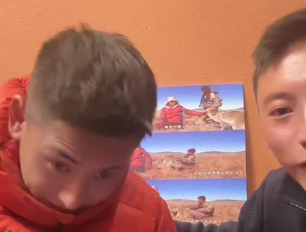 小白马主人多吉今晚在直播间回答“关于狼王格林生死”以及小木屋、狼雕、小白马的去向问题