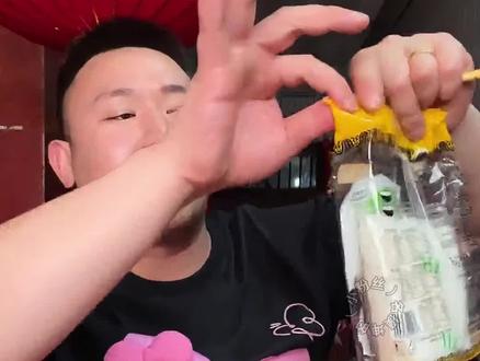坤坤安利的麻酱红油凉皮,好吃又划算,配件干净,一口下去爽滑q弹又爽口,太过瘾了!#名模坤 #名模坤直播 #凉皮 #凉皮儿 #解馋