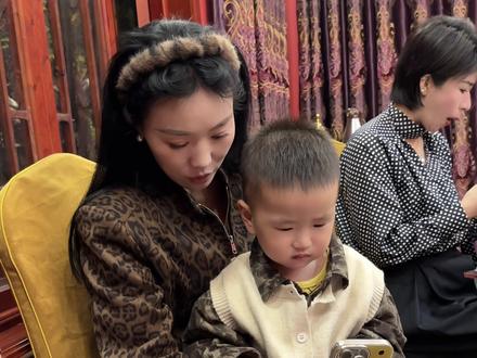 先跟你说一声:我的丹尼尔生日快乐-又到了我们相遇的那一天
不知不觉 我们已经相互陪伴了两个365天手机相册已全部是你
虽然手机经常提示内存已满依然舍不得删除关于你的一切
两年前的今天你在我肚子里练习跆拳道两年后的你在我怀里哈哈哈的笑从51cm到91cm从4.3公斤到28斤从NB码到现在xxxl
你的每一个瞬间都让我感受到生命的美好多希望我的眼睛是台摄影机能记录你成长的每一个瞬间
我会尽力帮你收藏生命里不可复制的瞬间虽然照片不能代替记忆但能把一瞬间变成永恒
希望我们的爱在你小小的世界里充满安全感
你是幸福的宝贝,你拥有一家人的宠爱,所有人呵护着你!
谢谢你的到来,让我们倍感幸福,爱你是我们首选的事,在所有寄予你的愿望里,健康是首选,生日快乐,两岁的马茗赫小朋友!
#我的男孩2周岁 #原相机