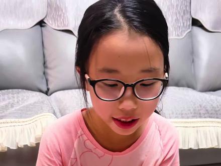 四年级语文上册观察日记|绿豆成长全过程记录Day1 找一个合适的容器,我用的是滤水篮,方便绿豆发芽。绿豆清洗一下,挑出破的,浮起来的,水没过绿豆,浸泡8-10小时。(我是晚上泡下去,第二天一早开始发豆芽)Day2 给绿豆搬家,盖上洗脸巾或者毛巾开始发豆芽,注意: 放在避光阴暗处,加盖子(黑色垃圾袋也可以)Day3 小豆已经长到3厘米了Day4 小豆芽都站立了起来,盆子底部已经布满了根,豆芽头鼓鼓的,像带了一顶浅红帽子,绿色领结的婷婷少女;DAY5 小豆芽又长高了许多,大概有七八厘米了,嫩芽已经变成了绿色的叶子,根也越来越多了;DAY6 小豆芽长的竟然有二十多厘米了,DAY7 已经长成了一片森,林大自然太神奇了,只要我们用心去观察和感受,就会收获颇多。注意:1、用沥水篮便于发芽,早晚喷水,全过程避光,放在阴暗处;2、温度越高豆芽发的越快,这几天38度的高温,相比去年9月份20几度的天气长的更茂盛。3、不避光的话豆芽会发黄#观察日记 #绿豆芽 #种子发芽生长过程 #四年级观察日记 #绿豆芽观察日记