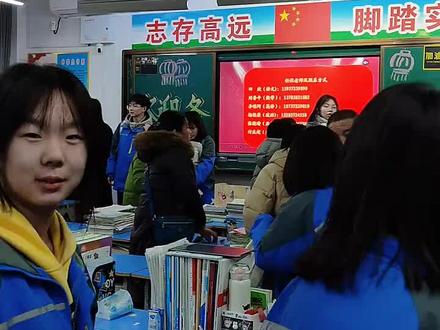 #高考的遗憾会影响未来的生活吗 面临高考心情焦虑,只有经历过的高三家长才能感同身受,五味杂陈、各种担心各种无奈,看到孩子们那么辛苦,心里有不舍,有期待,有无奈,有祝福,更多的是心疼,生生的疼,芸芸众生普通的父母,为了孩子谁又不是在竭尽全力,孩子的喜怒哀乐无时无刻都在牵动着父母的心。从来没有像现在这么担心过孩子,怕他学习压力大,怕他心情不好、怕他吃好……...想尽办法让他高兴,耐心开导让他放松心情。我们都知道高三这一年可以用“恐怖”二字形容,于孩子于家长都是极其考验心态的一年,也有人说别矫情,高考而己,不就是考试吗,可如今的现状、就业机会,和过去根本没有可比性,而人这一辈子有几次能够像高考这么用尽全力的。孩子们每天披星戴月,早上看不到太阳,晚上看不到日落,教室里一坐十几个小时,写不完的卷子刷不完的题,颈椎疼,屁股疼,走读的孩子每天父母都能看到状态,可住宿的孩子你看不见摸不着的担心,心情也随着孩子的状态变化着,不求孩子给父母争颜面,只求孩子身心健康,能顺利度过人生最关键的这几天。作为父母,心疼孩子,却难免会无能为力,只能在他们难过、伤心、焦虑的时候陪伴、安慰、开导,心里默默祈祷孩子考试一切顺利,金榜题名、成功上岸,考上自己理想的大学。说点什么...今天想说的是处在高三的父母,我们没能力规划和帮助孩子具体的学习,我们能做的就是给孩子一个温暖的家,轻松和谐有爱的家庭氛围,孩子累了的时候,回家充满电,可以减少孩子一半的焦虑和压力#加油#2025高考倒计时
