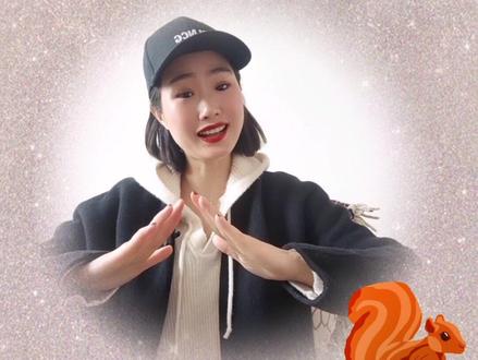 一年级语文课内容《比尾巴》#少儿口才语言艺术 #语言表演 #少儿口才 #少儿语言表演 统一说下“谁”字发音
在小学的课文语文课里是读(shui)
在播音主持儿歌里面表演读(shei)
语言表演更口语化一些,会更好听!