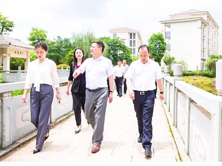 看第二遍,有不一样的感觉
中国工程院院士陈芬儿回母校崇仁一中考察#崇仁圈 #崇仁圈了解崇仁 #崇仁