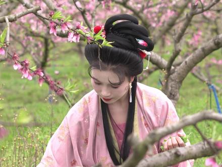 人间三月野菜鲜,一口苜蓿咬住春天~ #我的乡村生活 #种田文 #汉服 #把山野的春天端上餐桌 #春分吃什么