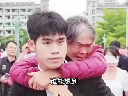 当他背起母亲的那一刻,他绝对是全场最靓的仔!#成人礼#儿不嫌母丑 #李明浩#清华大学