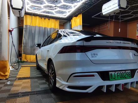 #比亚迪秦plus 改装后尾唇,悬浮顶,尾翼拉花.....颜值爆表。
✨车主单身→@•᷄ࡇ•᷅一行