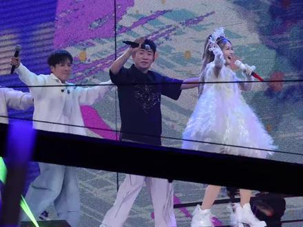 娜姐伴舞天团吴泽林、齐思钧、沈凌、李维嘉、杨迪惊喜亮相,太搞笑了
#谢娜 #怪兽 #李维嘉 #杨迪 #谢娜演唱会成都