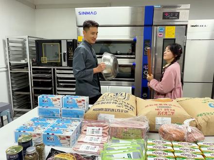 脆墩墩,这也太好吃了吧! 纯手工制作的黑巧脆墩墩,巧克力与燕麦的完美融合,奶酪夹心,每一口都是满满的幸福感,第三次开团的新品5个口味,后续还会有更多口味等你来解锁!#烘焙 #面包 #脆墩墩 #减脂期