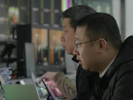 【#春晚时间由他们守护 】春晚导演组带你探访总台时间系统,了解工作人员如何几十年如一日地保障时间精准,守护大家同心一致地迈入新春。
