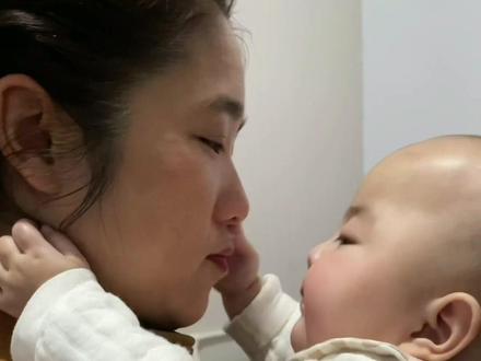 #长视频记录 难道这么点大的石榴也知道我要回家了吗?看她抱着我难舍难分的样子好心疼,昨晚好晚不睡,今早一起来她就醒了,看着她那小眼神真的好舍不得她…石榴呀姨妈会想你们的🥳@奋斗者! 照顾好自己,照顾好石榴 #感恩遇见