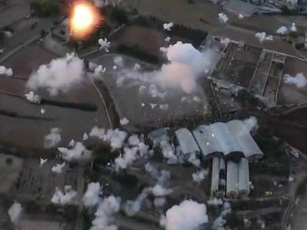 国外无人机视角下的白日烟花,视觉效果像二战德国88毫米高射炮#烟花 #航拍 #国外合法拍摄国内请勿模仿 #无人机