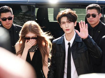 把自己的照片和爱豆的照片丢给豆包,你就会得到和明星的AI合照!豆包这功能也太顶了,效果绝到没话说~ #豆包ai #豆包P图已经nextlevel了 #站姐视角 #ai爱豆合照 #狗仔跟拍 豆包P图明星合照教程 ai合照生成双人照 豆包p图明星合照指令 和爱豆ai合照口令