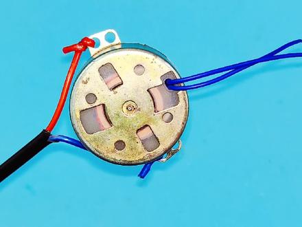 风扇坏了先别扔,把这个小零件拆下来接上2根线,还能当发电机用